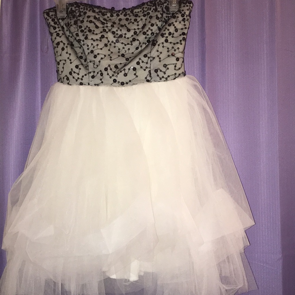 Selling a beautiful strapless prom dress
